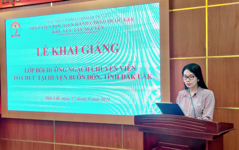 ThS. Nguyễn Thu Hương - Phòng Quản lý ĐT-BD công bố các Quyết định liên quan đến lớp học
