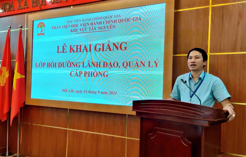 TS. Thiều Huy Thuật - Phó Giám đốc Phân viện HVHCQG KV Tây Nguyên phát biểu khai giang các lớp học.