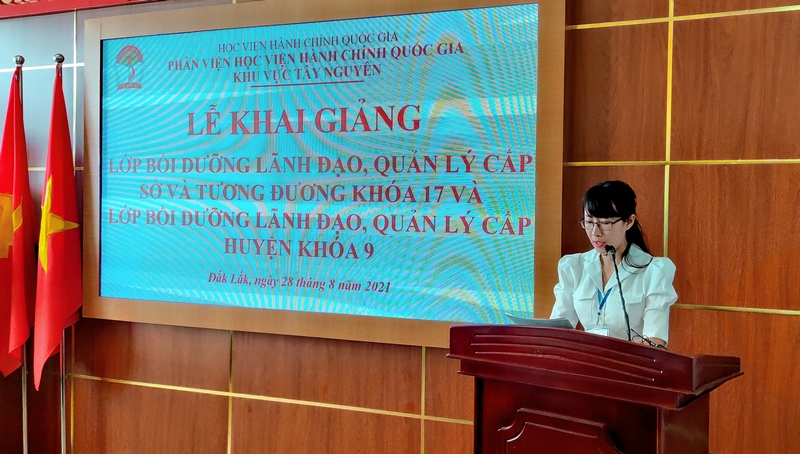 ThS. Tạ Thị Thu Trang - Phòng Quản lý ĐT-BD công bố các Quyết định liên quan.