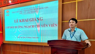 TS. Thiều Huy Thuật - Phó Giám đốc Phân viện HVHCQG KV Tây Nguyên phát biểu khai giảng lớp học