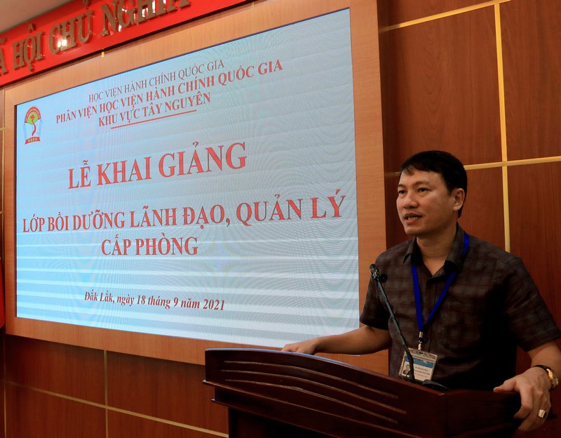 TS. Thiều Huy Thuật - Phó Giám đốc Phân viện HVHCQG KV Tây Nguyên phát biểu khai giảng Lớp học