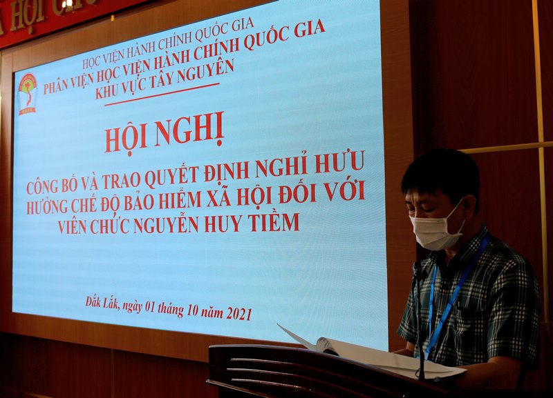 ThS. Phan Xuân Quý - Trưởng phòng TC-HC công bố các Quyết định liên quan
