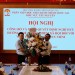 TS. Thiều Huy Thuật - Phó Giám đốc Phân viện HVHCQG KV Tây Nguyên trao Quyết định và tặng hoa chúc mừng ThS. Nguyễn Huy Tiềm