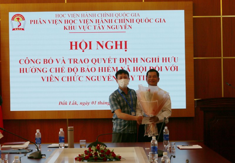 ThS. Phan Xuân Quý - Trưởng phòng TC-HC, Chủ tịch Công đoàn Bộ phận chúc mừng ThS. Nguyễn Huy Tiềm