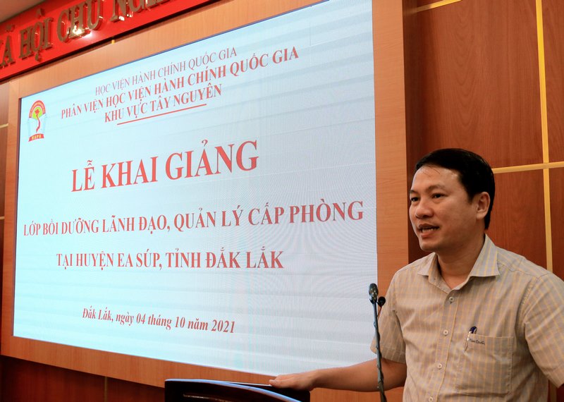 TS. Thiều Huy Thuật - Phó Giám đốc Phân viện Học viện HCQG KV Tây Nguyên phát biểu khai giảng lớp học