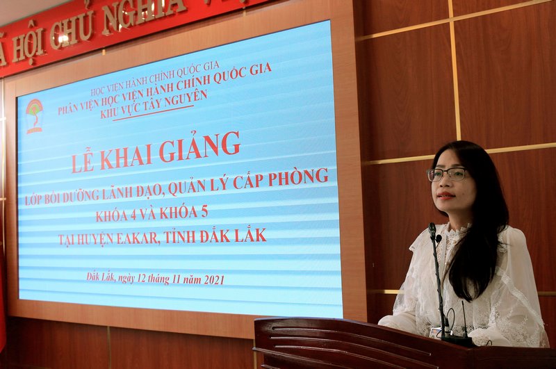 ThS. Lê Kim Loan - PTP Quản lý đào tạo, bồi dưỡng công bố các Quyết định liên quan đến lớp học