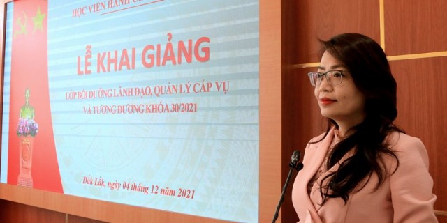 ThS. Lê Kim Loan - Phó trưởng phòng Quản lý ĐT-BD công bố các Quyết định liên quan đến lớp học.