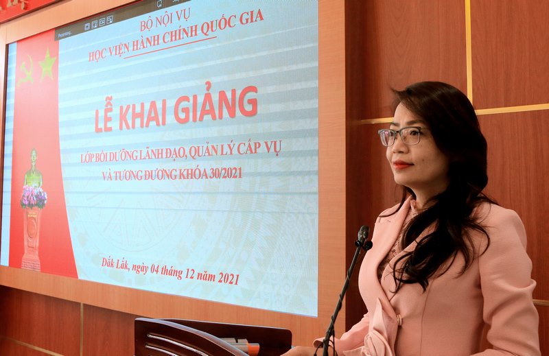 ThS. Lê Kim Loan - Phó trưởng phòng Quản lý ĐT-BD công bố các Quyết định liên quan đến lớp học.