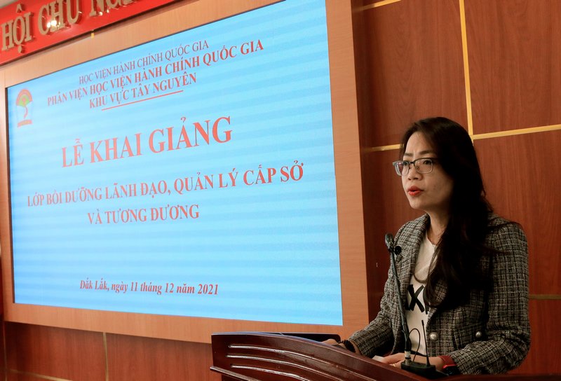 ThS. Lê Kim Loan - PTP Quản lý ĐT-BD công bố các Quyết định liên quan đến lớp học.