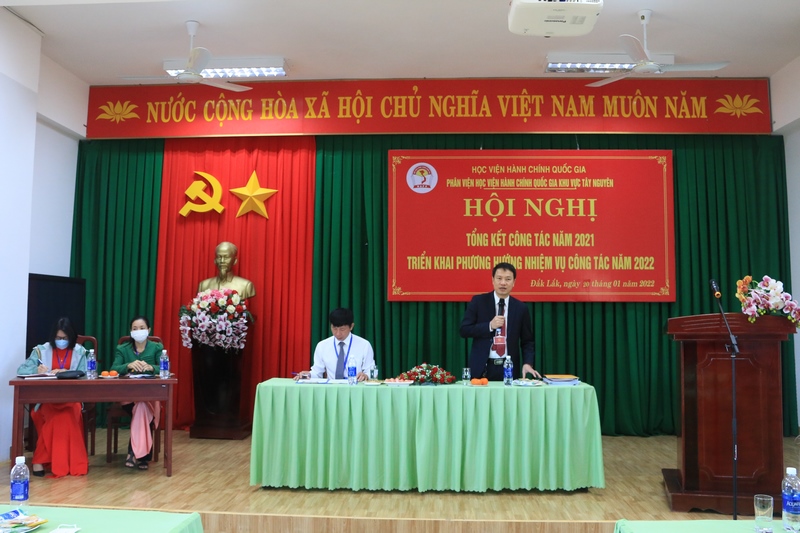 TS. Thiều Huy Thuật - Phó Giám đốc Phân viện HVHCQG KV Tây Nguyên điều hành buổi Lễ