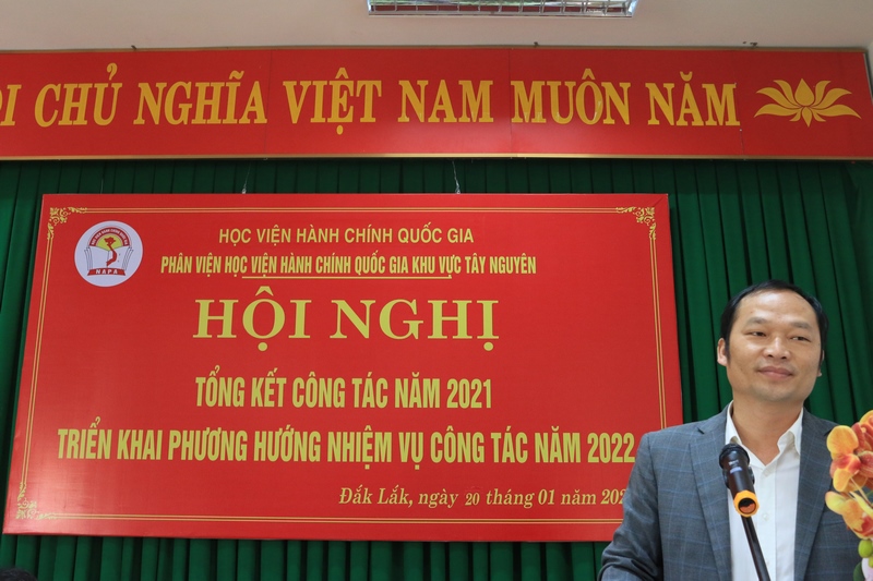 TS. Phạm Ngọc Đại - Trưởng phòng NCKH & HTQT trình bày tham luận tại Hội nghị