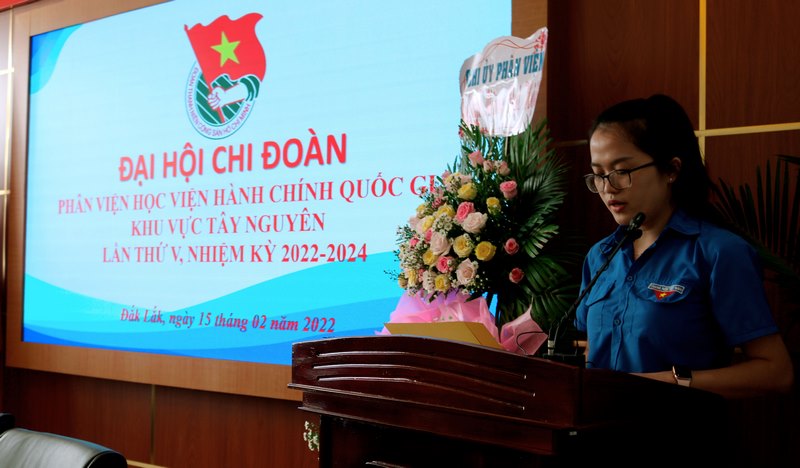 Đồng chí Nguyễn Thị Thùy Mai, Bí thư Chi đoàn khóa IV thông qua các báo cáo trình Đại hội