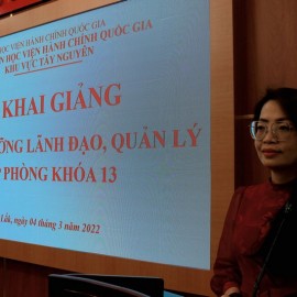 ThS. Lê Kim Loan - Phó trưởng phòng Quản lý ĐT,BD công bố Quyết định mở lớp.