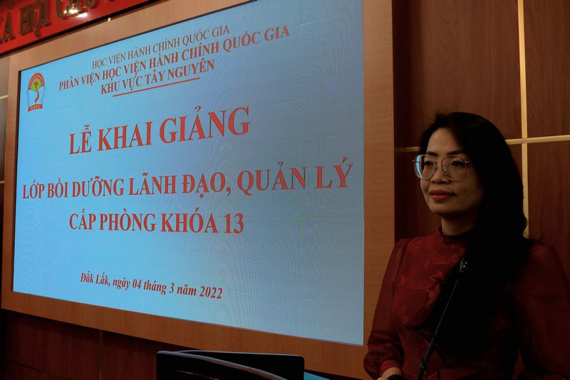 ThS. Lê Kim Loan - Phó trưởng phòng Quản lý ĐT,BD công bố Quyết định mở lớp.