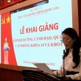 ThS. Lê Kim Loan - Phó trưởng phòng Quản lý ĐT-BD công bố Quyết định mở lớp