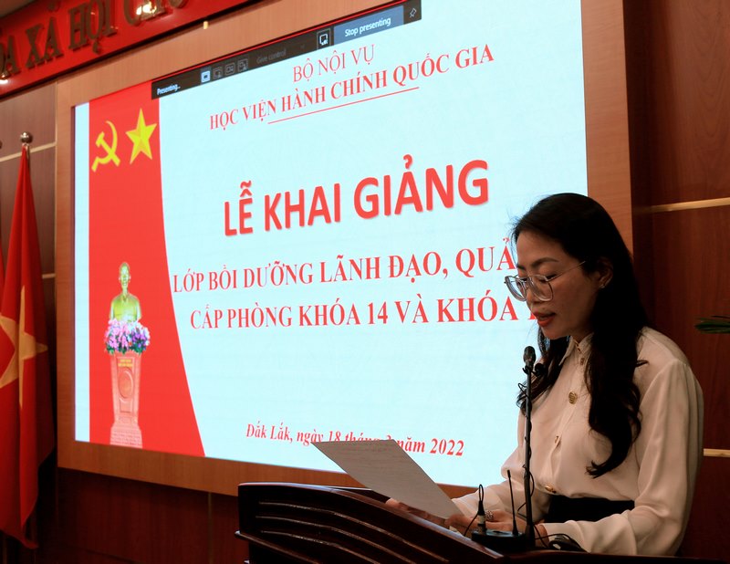 ThS. Lê Kim Loan - Phó trưởng phòng Quản lý ĐT-BD công bố Quyết định mở lớp