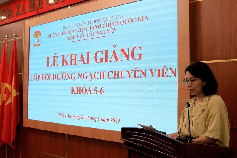ThS. Nguyễn Thị Thu Hương - Phòng Quản lý đào tạo, bồi dưỡng công bố Quyết định mở lớp