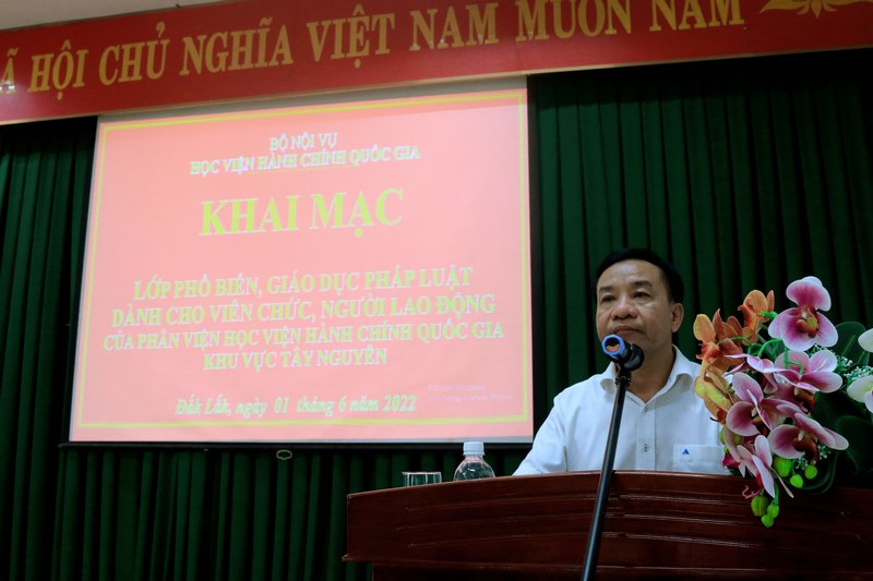 TS. Nguyễn Đăng Quế - Phó Giám đốc điều hành HVHCQG phát biểu khai giảng lớp học