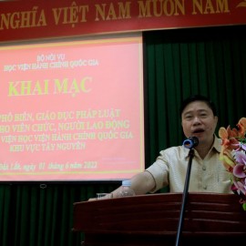 PGS.TS. Nguyễn Văn Hậu - Chánh văn phòng Học viện báo cáo chuyên đề tại lớp học