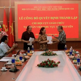 PGS. TS. Nguyễn Hữu Khiển - Nguyên PGĐ HVHCQG, Chủ tịch Hội cựu giáo chức HVHCQG trao Quyết định cho BCH Chi hội tại PVTN