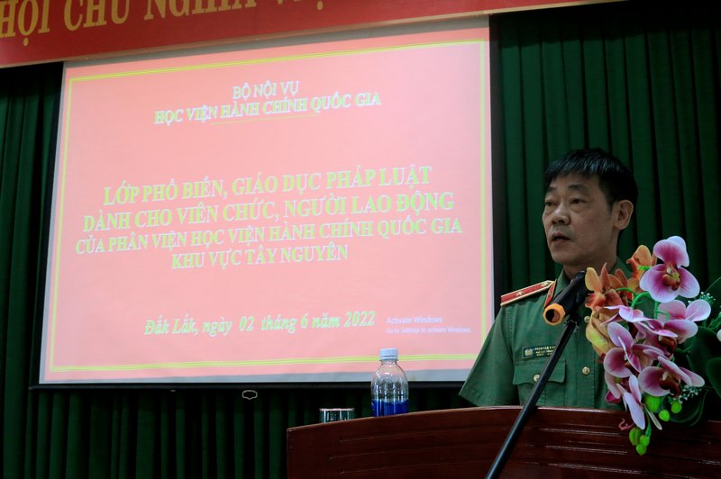 Thiếu tướng Phạm Văn Vinh - Phó Cục trưởng Cục An ninh chính trị nội bộ (A03) báo cáo chuyên đề tại buổi Lễ
