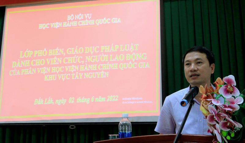 TS. Thiều Huy Thuật - Phó giám đốc Phân viện HVHCQG KV Tây Nguyên phát biểu khai giảng lớp học