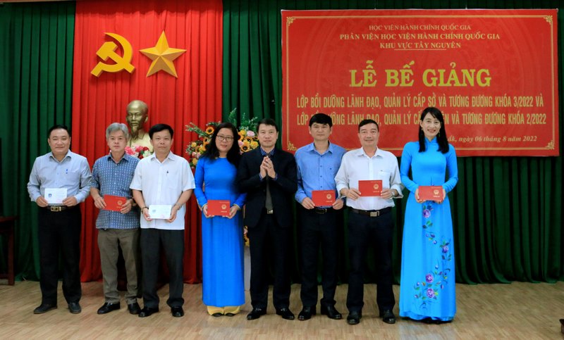 TS. Thiều Huy Thuật - Phó Giám đốc Phân viện HVHCQG KV Tây Nguyên trao chứng chỉ cho các học viên