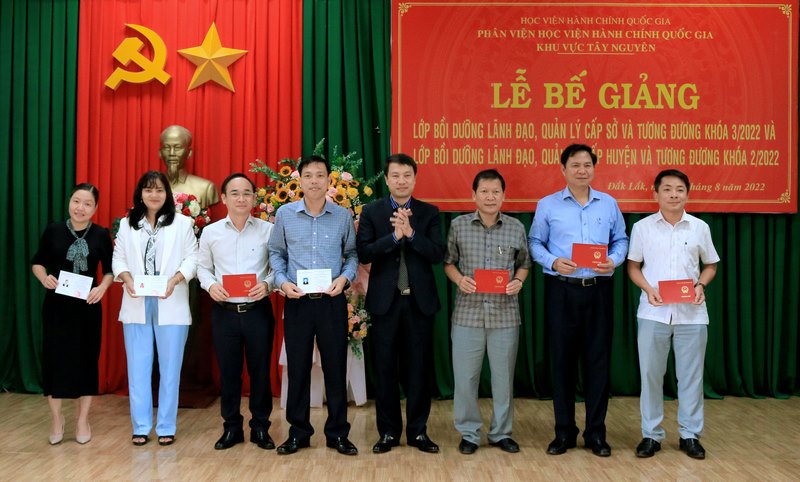 TS. Thiều Huy Thuật - Phó Giám đốc Phân viện HVHCQG KV Tây Nguyên trao chứng chỉ cho các học viên