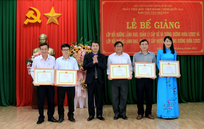 TS. Thiều Huy Thuật - Phó Giám đốc Phân viện HVHCQG KV Tây Nguyên trao bằng khen cho các học viên có thành tích cao trong học tập.
