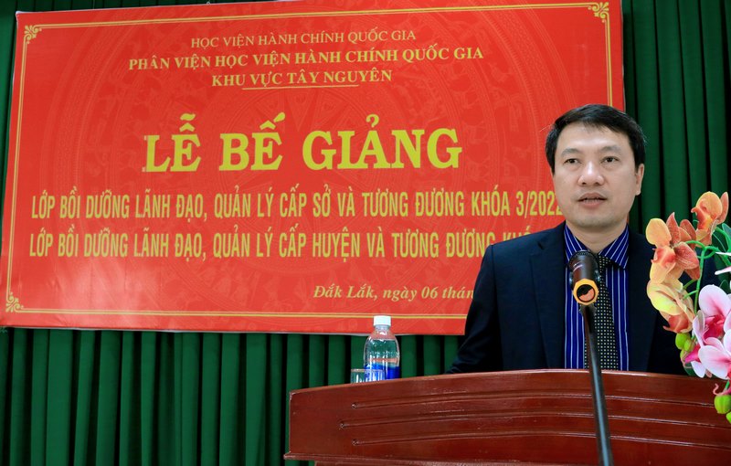 TS. Thiều Huy Thuật - Phó Giám đốc Phân viện HVHCQG KV Tây Nguyên phát biểu bế giảng các lớp học.