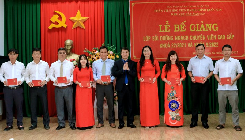 TS. Thiều Huy Thuật - Phó Giám đốc Phân viện HVHCQG KV Tây Nguyên trao chứng chỉ cho các học viên.