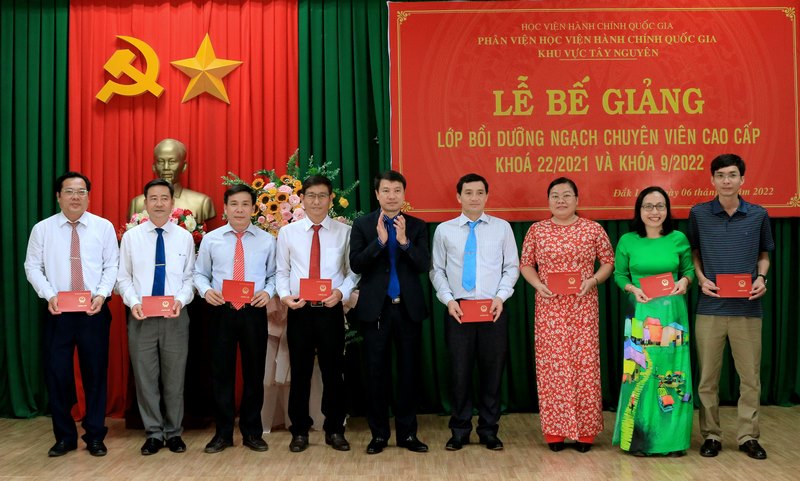 TS. Thiều Huy Thuật - Phó Giám đốc Phân viện HVHCQG KV Tây Nguyên trao chứng chỉ cho các học viên.