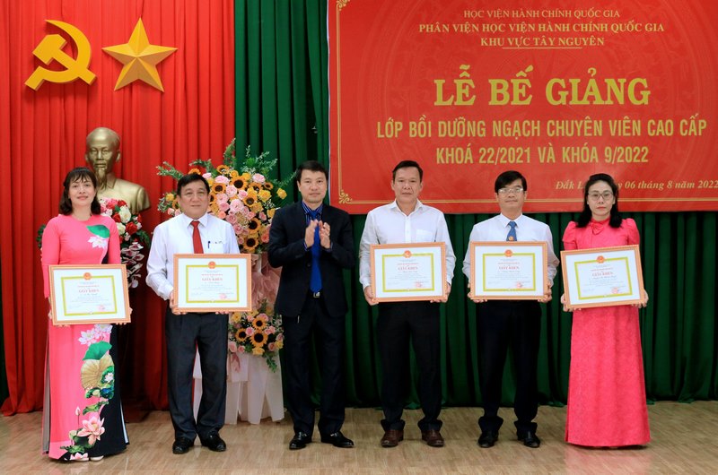 TS. Thiều Huy Thuật - Phó Giám đốc Phân viện HVHCQG KV Tây Nguyên trao bằng khen cho các học viên có thành tích cao trong học tập.