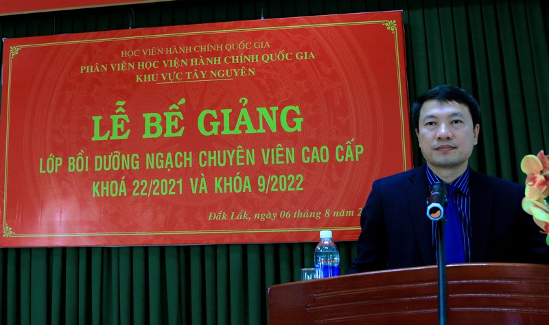 TS. Thiều Huy Thuật - Phó Giám đốc Phân viện HVHCQG KV Tây Nguyên phát biểu bế giảng lớp học.