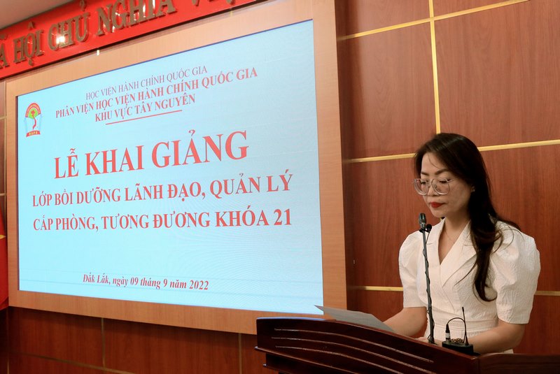 ThS. Lê Kim Loan - Phó trưởng phòng Quản lý ĐT,BD thông qua Quyết định mở lớp.