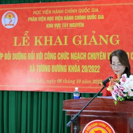 ThS. Lê Kim Loan - Phó trưởng phòng Quản lý ĐT,BD công bố Quyết định mở lớp