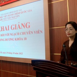 ThS. Lê Kim Loan - Phó trưởng phòng QLĐT,BD công bố Quyết định mở lớp.