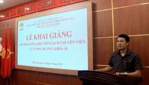 TS. Thiều Huy Thuật - Phó Giám đốc Phân viện HVHCQG KV Tây Nguyên phát biểu khai giảng lớp học