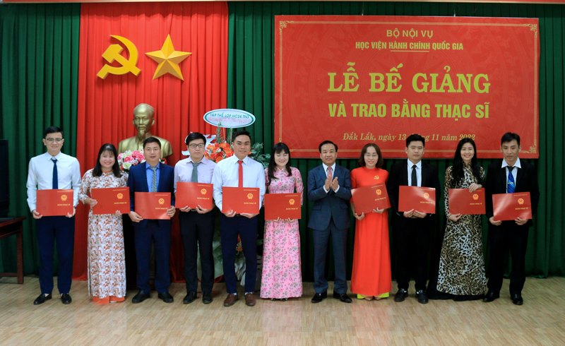 TS. Nguyễn Đăng Quế - Phó Giám đốc điều hành HVHCQG trao bằng cho các Tân Thạc sĩ.