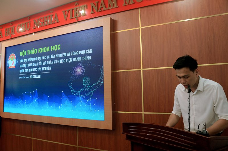 CN. Đinh Quang Hải - Phòng NCKH & HTQT tuyên bố lí do, giới thiệu đại biểu.