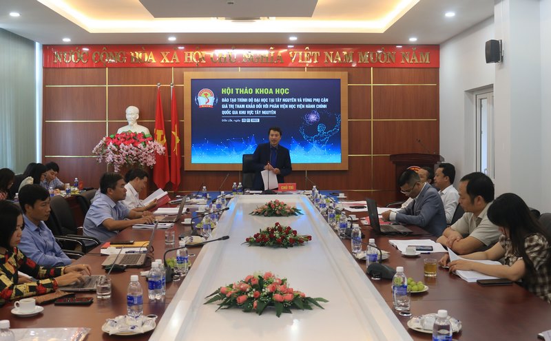 TS. Thiều Huy Thuật - Phó Giám đốc Phân viện HVHCQG KV Tây Nguyên phát biểu kết luận Hội thảo.
