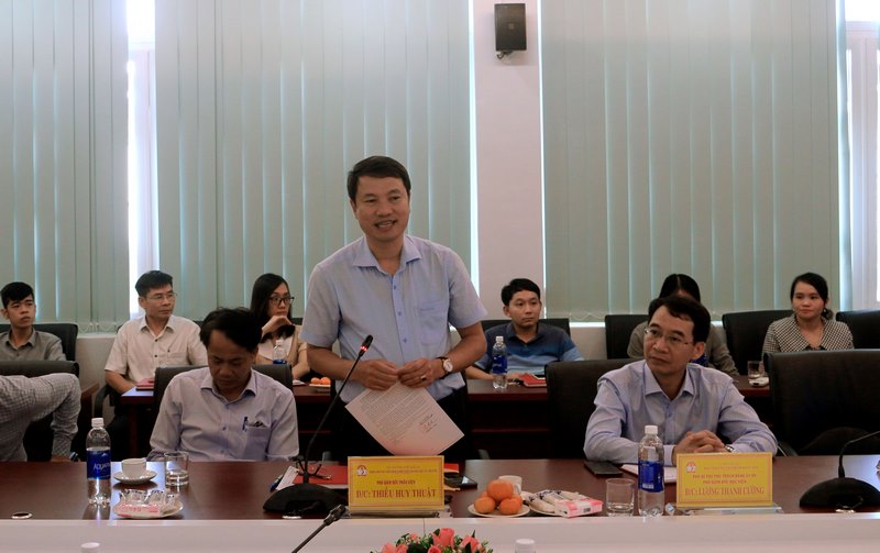 Đồng chí Thiều Huy Thuật, Phó Giám đốc Phân viện Học viện Hành chính Quốc gia khu vực Tây Nguyên trình bày báo cáo hoạt động của Phân viện.