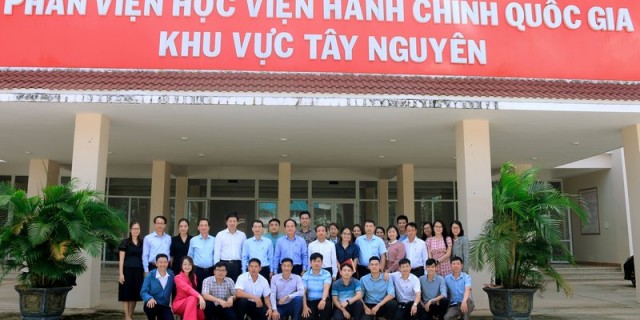Đồng chí Vũ Chiến Thắng, Bí thư Đảng ủy Bộ, Thứ trưởng Bộ Nội vụ cùng toàn công tác chụp ảnh lưu niệm với tập thể viên chức Phân viện HVHCQG KV Tây Nguyên
