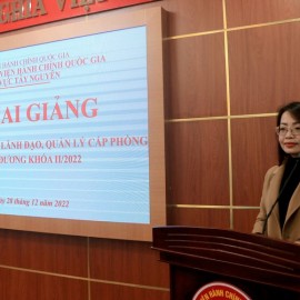 ThS. Lê Kim Loan - Phó trưởng phòng quản lý đào tạo, bồi dưỡng công bố quyết định mở lớp.