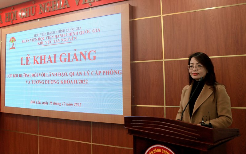 ThS. Lê Kim Loan - Phó trưởng phòng quản lý đào tạo, bồi dưỡng công bố quyết định mở lớp.