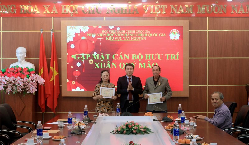 TS. Thiều Huy Thuật - Phó Giám đốc Phân viện HVHCQG KV Tây Nguyên trao kỉ niệm chương vì sự nghiệp xây dựng và phát triển Hội Cựu Giáo chức