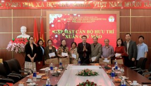 TS. Thiều Huy Thuật - Phó Giám đốc Phân viện HVHCQG KV Tây Nguyên tặng quà chúc mừng các cán bộ hưu trí.