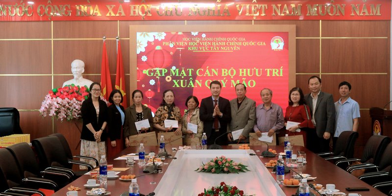 TS. Thiều Huy Thuật - Phó Giám đốc Phân viện HVHCQG KV Tây Nguyên tặng quà chúc mừng các cán bộ hưu trí.