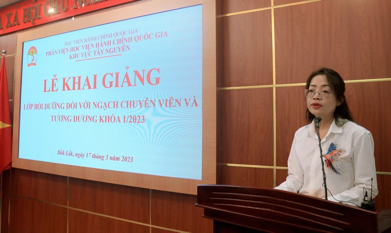 ThS. Lê Kim Loan - Phó trưởng phòng QL ĐT,BD công  bố Quyết định mở lớp
