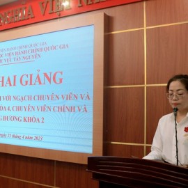 ThS. Lê Kim Loan - Phó trưởng phòng Quản lý đào tạo, bồi dưỡng công bố các Quyết định mở lớp